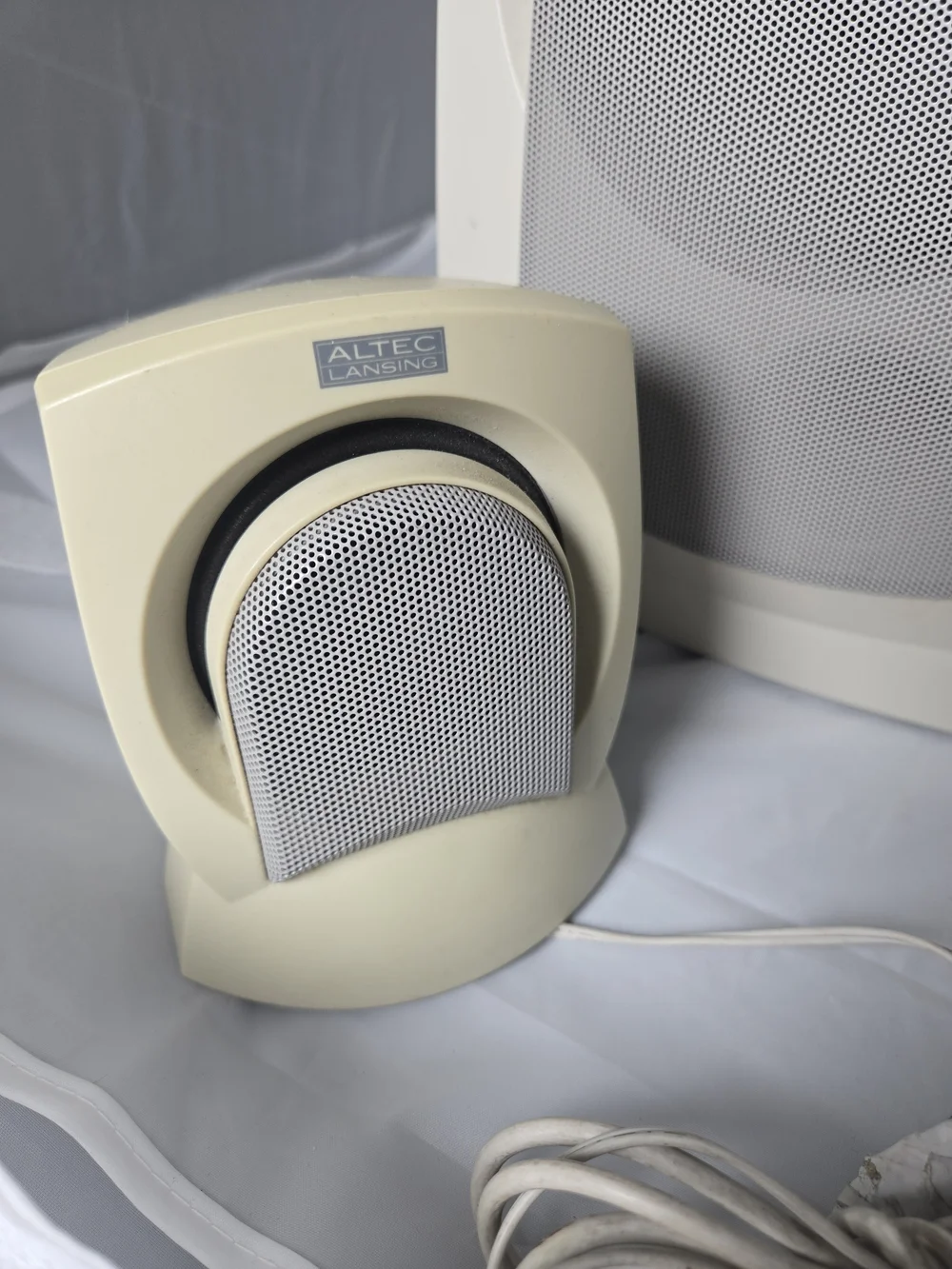 Vintage 2.1 Desktop Speaker System - Ivory